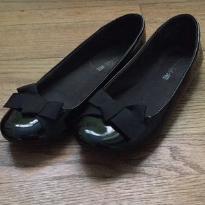 AE shiny black flats